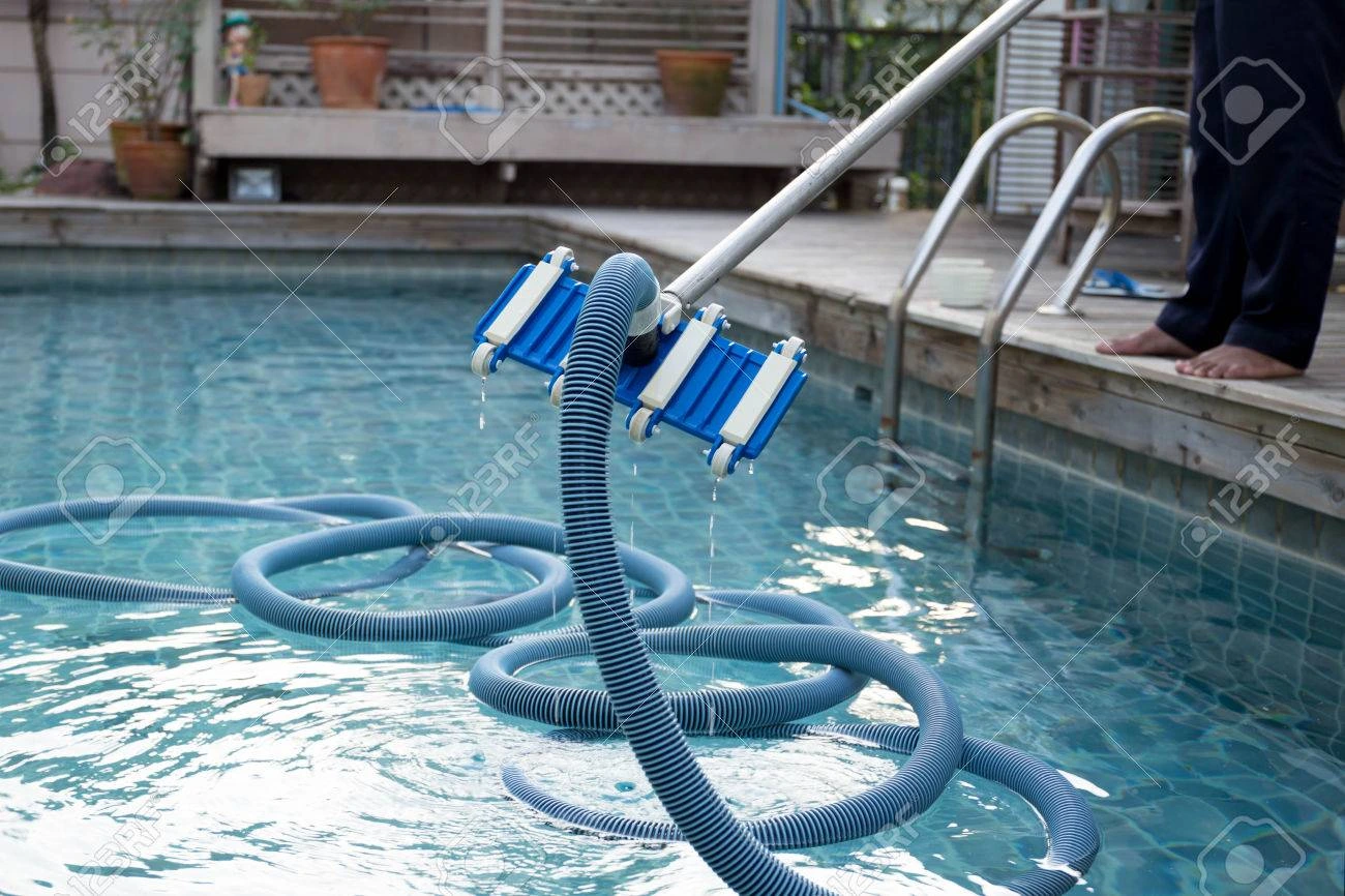 Ceaning swimming pool with vacuum tube