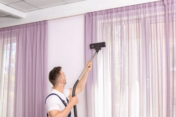 Removing curtain dust